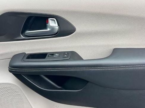 Used 2024 Chrysler Pacifica Touring-L FWD image 26