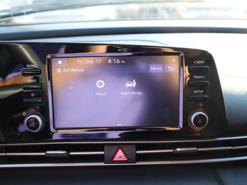 Used 2021 Hyundai Elantra SE image 20