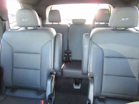 Used 2025 Buick Enclave Sport Touring image 19