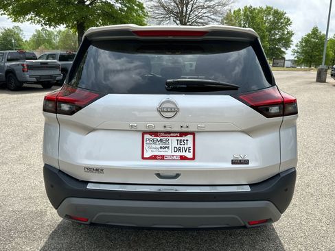 Used 2023 Nissan Rogue SV image 5