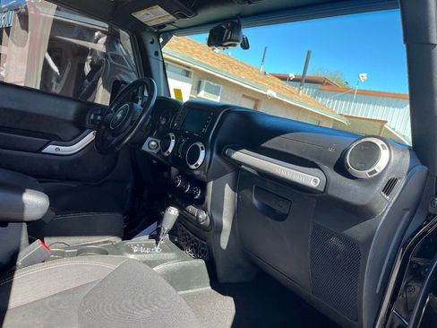 Used 2018 Jeep Wrangler Unlimited Sahara image 32