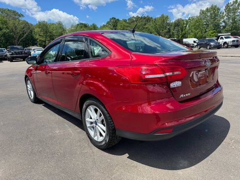 Used 2017 Ford Focus SE w/ Cold Weather Package FWD image 3