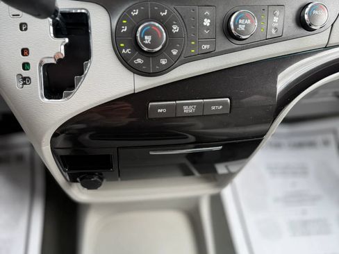 Used 2011 Toyota Sienna LE FWD image 31