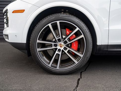 Used 2025 Porsche Cayenne S AWD/4WD image 24