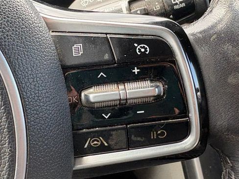 Used 2023 Kia Carnival LX FWD image 16