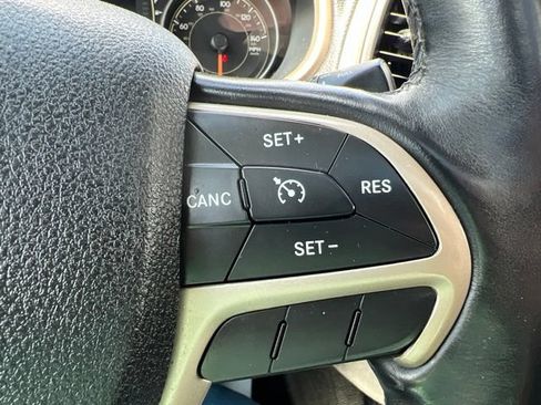 Used 2016 Jeep Cherokee Latitude w/ Comfort/Convenience Group AWD/4WD image 21