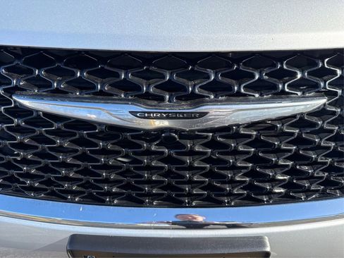 Used 2024 Chrysler Pacifica Limited FWD image 17