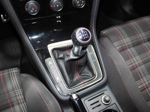 Used 2019 Volkswagen Golf 4-Door image 36