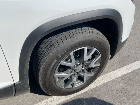 Used 2022 GMC Acadia SLT w/ Preferred Package image 9