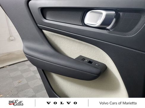 Used 2025 Volvo XC40 B5 Plus image 19