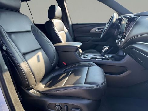 Used 2023 Chevrolet Traverse LT image 17