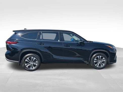 Used 2022 Toyota Highlander XLE AWD/4WD image 9