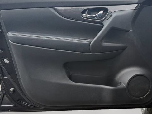 Used 2019 Nissan Rogue SV AWD/4WD image 14