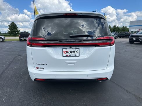 New 2026 Chrysler Pacifica Select image 12