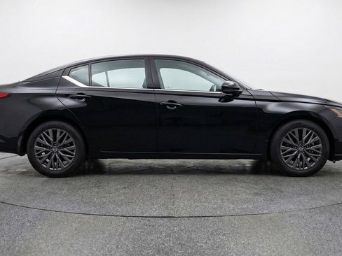 Used 2025 Nissan Altima 2.5 SV FWD image 8