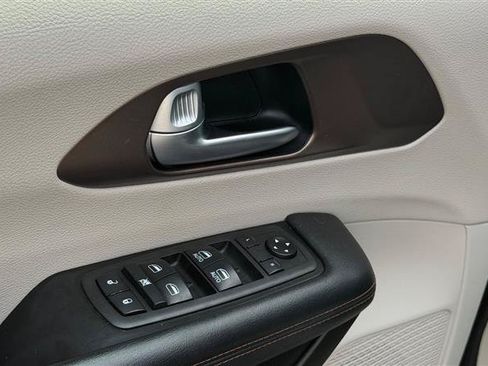 Used 2018 Chrysler Pacifica Touring-L FWD image 22