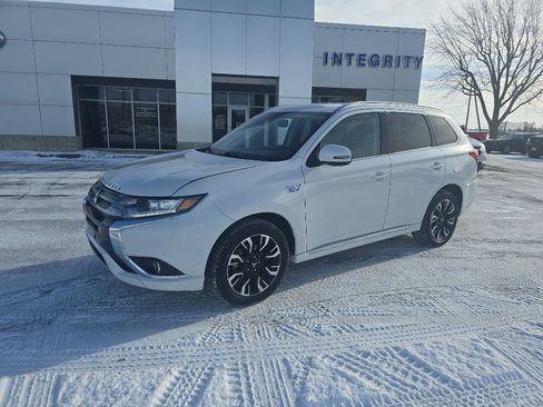 Used 2018 Mitsubishi Outlander SEL image 2