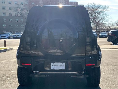 New 2026 Land Rover Defender 110 X-Dynamic SE image 4