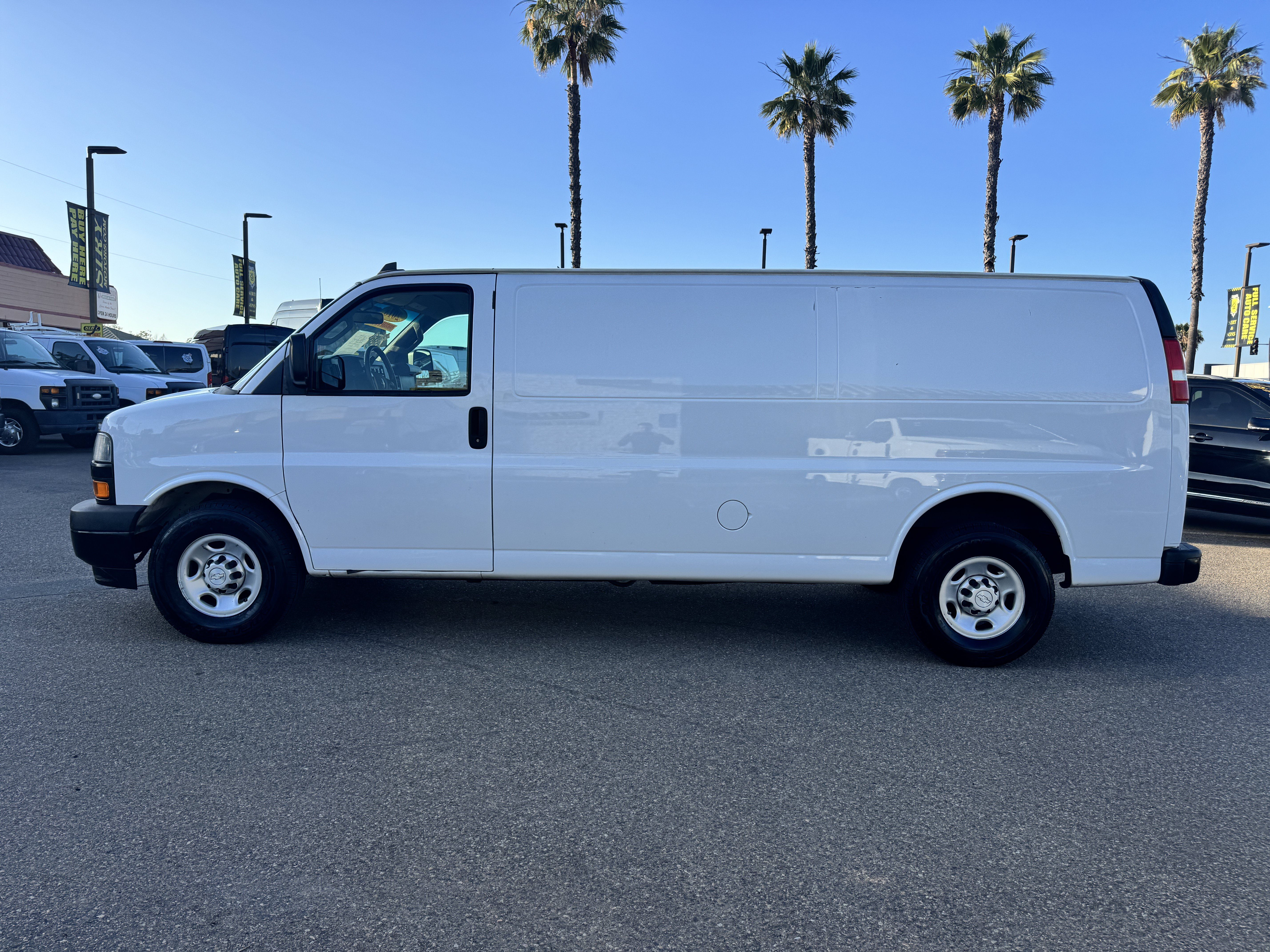 Used 2018 Chevrolet Express 3500 Extended w/ Driver Convenience Package RWD image 4