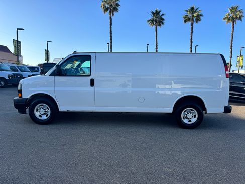 Used 2018 Chevrolet Express 3500 Extended w/ Driver Convenience Package RWD image 4