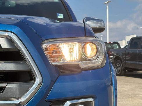 Used 2017 Toyota Tacoma Limited image 10