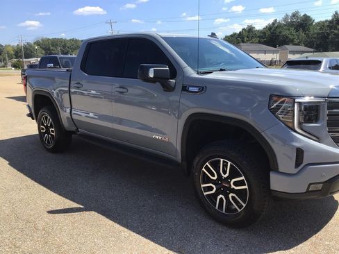Used 2024 GMC Sierra 1500 AT4 w/ Technology Package AWD/4WD image 8