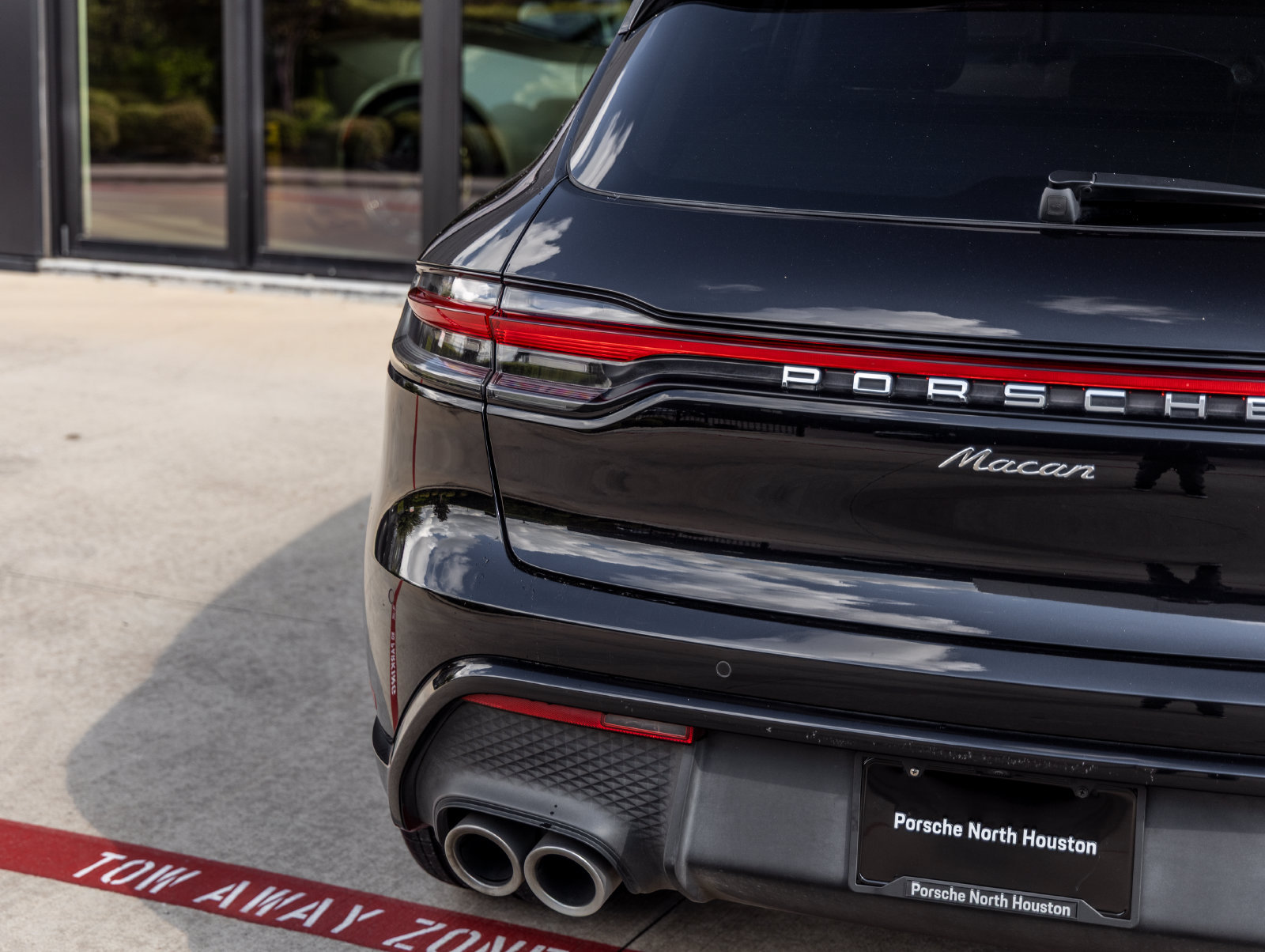 Certified 2024 Porsche Macan AWD/4WD image 13