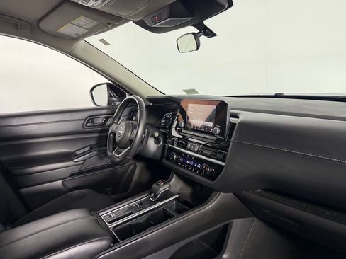 Used 2024 Nissan Pathfinder SV image 29