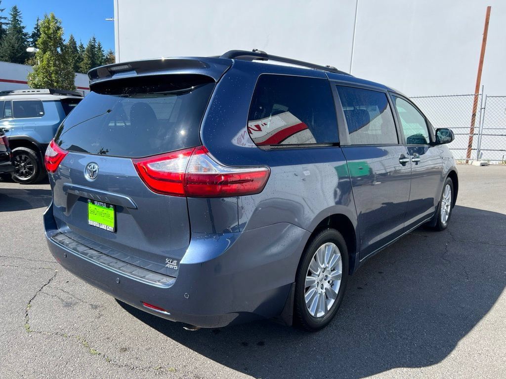 Used 2017 Toyota Sienna XLE Premium w/ Outdoor Package AWD/4WD image 4