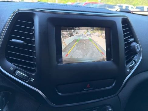 Used 2019 Jeep Cherokee Latitude w/ Popular Appearance Group FWD image 32