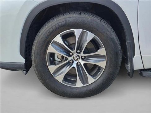 Used 2024 Toyota Highlander XLE FWD image 14