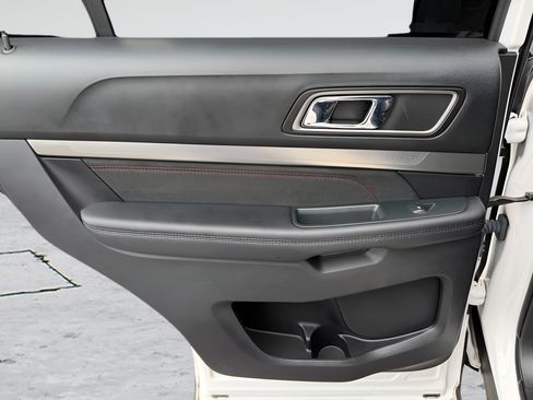 Used 2019 Ford Explorer XLT w/ Equipment Group 202A AWD/4WD image 27