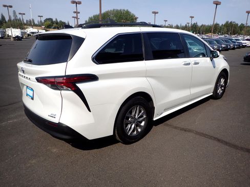 Used 2022 Toyota Sienna XLE image 5