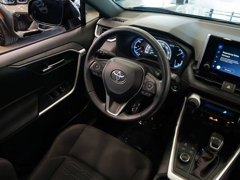 Used 2024 Toyota RAV4 SE w/ Weather & Moonroof Package AWD/4WD image 9