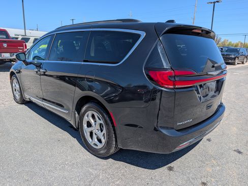 Used 2023 Chrysler Pacifica Limited image 3