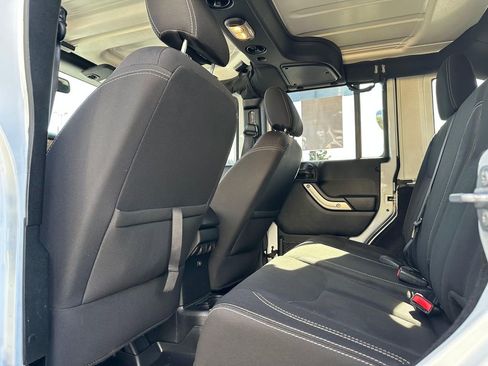 Used 2017 Jeep Wrangler Unlimited Sahara w/ Connectivity Group AWD/4WD image 12
