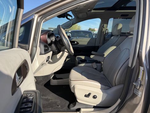 Used 2017 Chrysler Pacifica Limited image 11