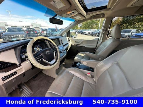 Used 2017 Toyota Sienna XLE Premium image 18