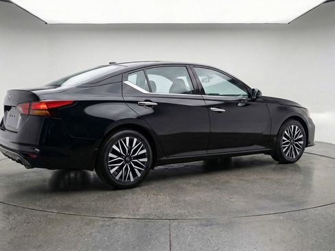 Used 2025 Nissan Altima 2.5 SV FWD image 9