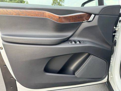 Used 2018 Tesla Model X 75D image 44