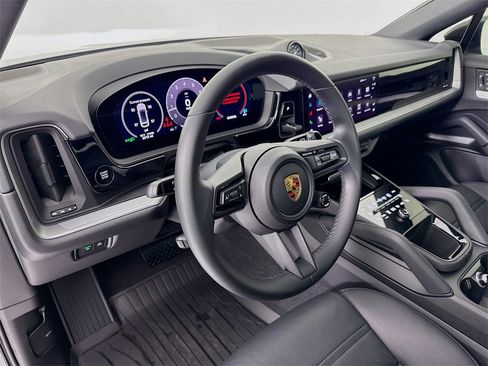 Certified 2024 Porsche Cayenne Coupe image 4