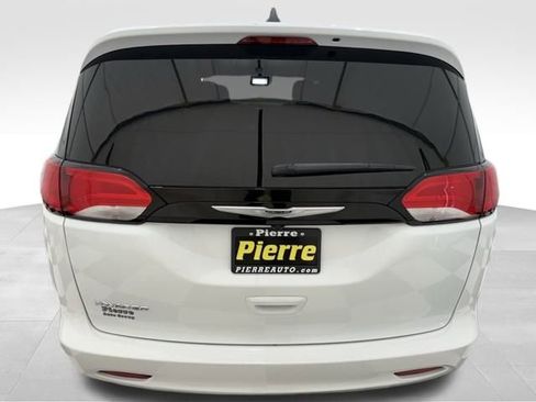 Used 2023 Chrysler Voyager LX image 3