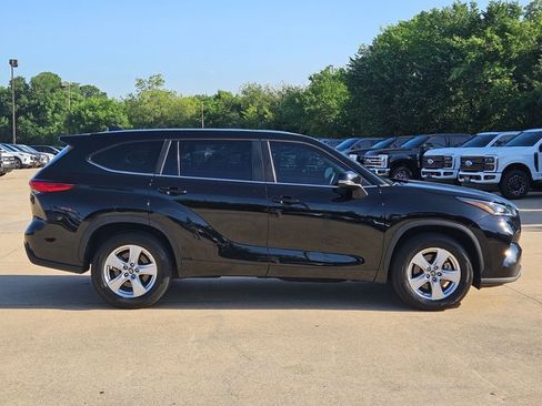 Used 2023 Toyota Highlander LE FWD image 4