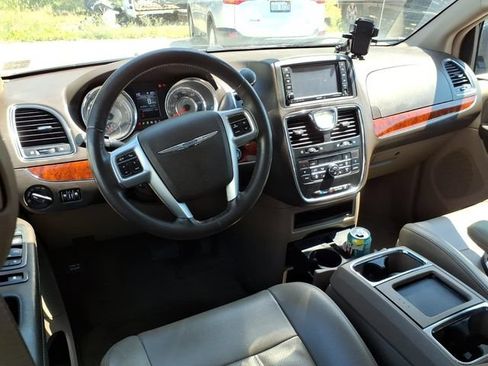 Used 2012 Chrysler Town & Country Touring-L w/ Driver Convenience Group FWD image 4