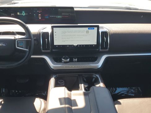 Certified 2025 Ford Expedition Platinum w/ Platinum Ultimate Package image 17