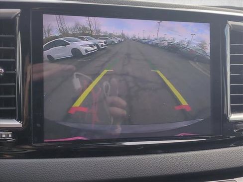 Used 2023 Chrysler Pacifica Touring-L FWD image 13