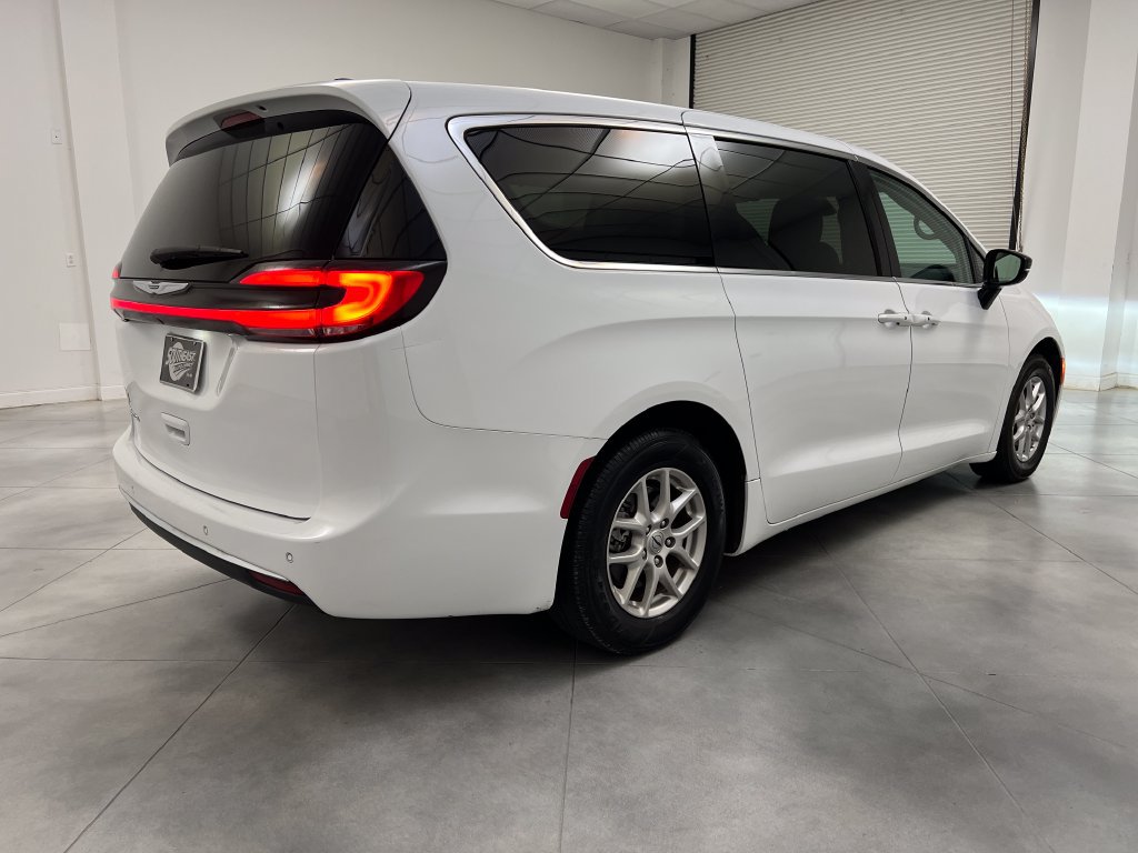 Used 2024 Chrysler Pacifica Touring-L FWD image 9