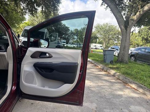 Used 2019 Chrysler Pacifica Touring-L FWD image 18