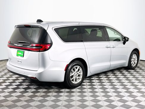 Used 2024 Chrysler Pacifica Touring-L FWD image 8