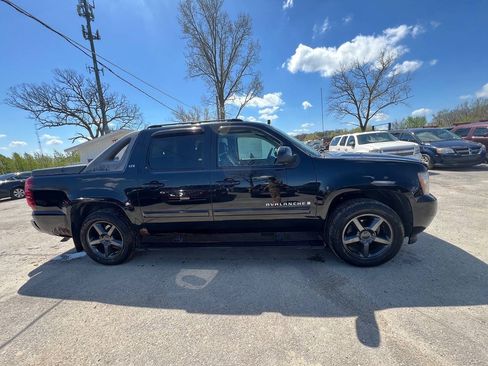 Used 2007 Chevrolet Avalanche LTZ w/ LTZ Preferred Equipment Group AWD/4WD image 4